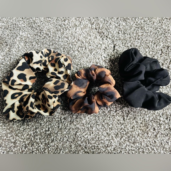BUNDLE LOT of (6) HAIR SCRUNCHIES |
3 Velvet | 3 Chiffon | - Picture 3 of 7